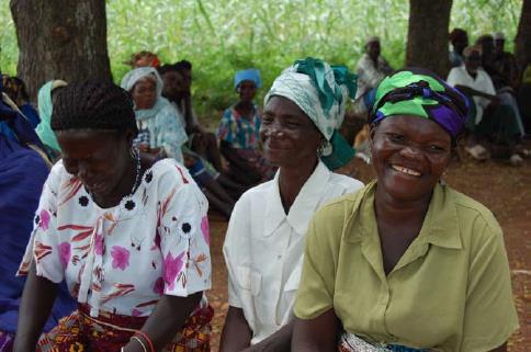 Een groep vrouwen in Bansi Village in het district Bawku in Noord-Ghana genieten tijdens een participatieve oefening van een lichter moment. Foto © CARE / Angie Dazé