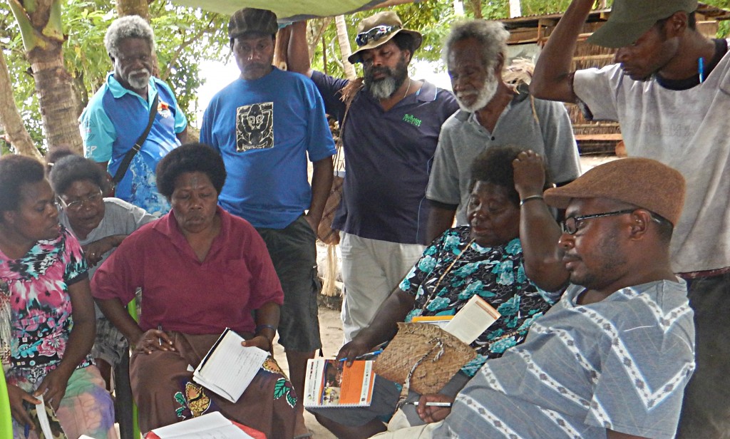 Les pêcheurs travaillent pour identifier les options de mise en œuvre de l'adaptation au climat communautaire pour l'île d'Ahus, en Papouasie-Nouvelle-Guinée Photo © TNC