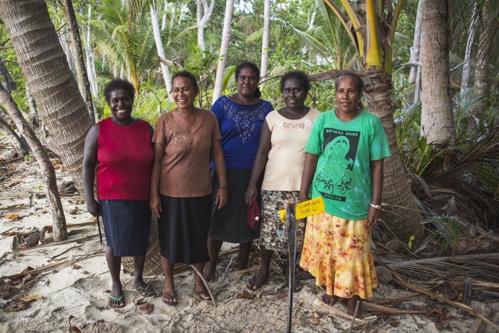 KAWAKI-vrouwen in het Arnavon Community Marine Conservation Area op de Salomonseilanden. Hoewel mannen uit lokale gemeenschappen voor 20-jaren zijn betrokken als gemeenschapsbehoudsambtenaren, beginnen vrouwen daar net een formele rol te spelen. KAWAKI werd gevormd met de visie om vrouwen te verenigen rond behoud, cultuur en gemeenschap om een ​​betere toekomst voor hun kinderen te creëren. Foto © Tim Calver