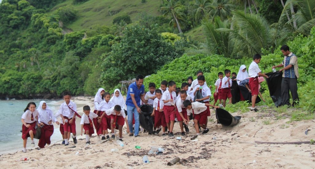 تنظيف الشواطئ Tomia Wakatobi Poassa Nuhada