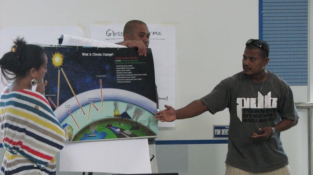 Materiais de comunicação sobre mudança climática apresentados pela equipe da Sociedade de Conservação de Pohnpei. Foto © Meghan Gombos