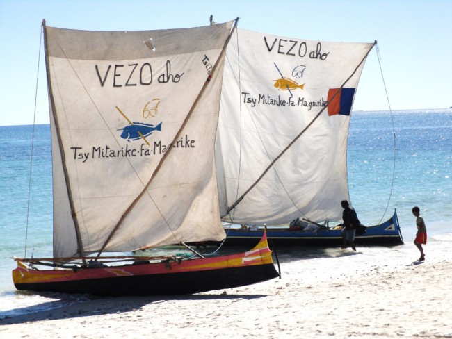 Logo de la campagne peint sur des bateaux locaux. Photo © Blue Ventures