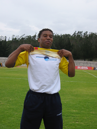 Ecuadorianischer Fußballspieler, Ulises de la Cruz, Unterstützung für Hai-Kampagne. Bildnachweis: WildAid.