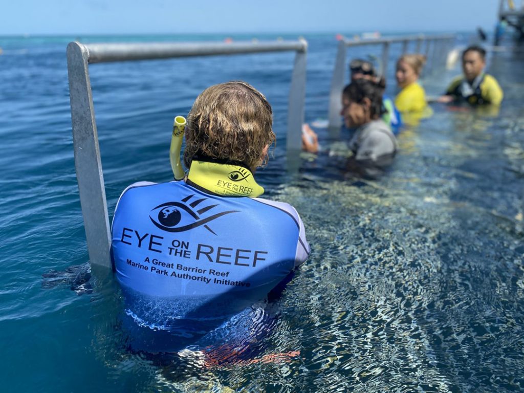 นักวิทยาศาสตร์พลเมืองที่ทำงานในน้ำซึ่งเป็นส่วนหนึ่งของโครงการ Eye on the Reef บนแนวปะการัง Great Barrier Reef ภาพถ่าย©หน่วยงานอุทยานทางทะเล Great Barrier Reef