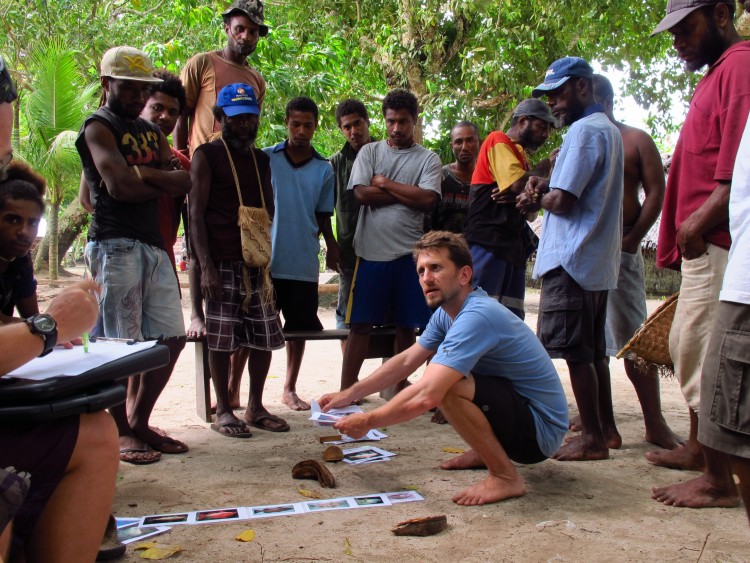 Entrevistas a pescadores locales en Papua Nueva Guinea. Foto © Tessa Hempson