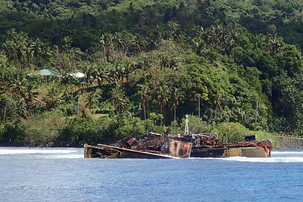 Navio de espinhel encalhado em Leone, Samoa Americana. Foto © Alice Lawrence/Departamento de Recursos Marinhos e Vida Selvagem da Samoa Americana