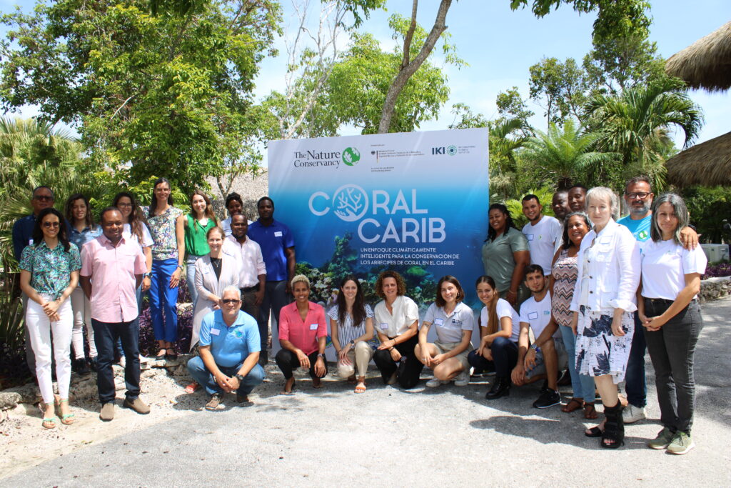 Foto van de groep bij de CoralCarib Restoration Action Plan Workshop & Learning Exchange