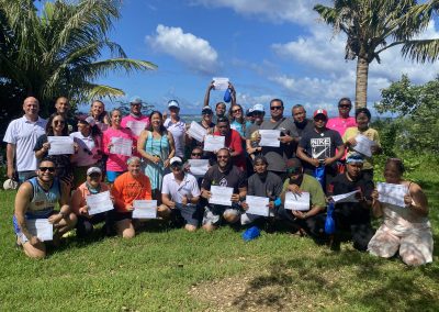 Grupo de entrenamiento de Reef Brigades con sus certificados