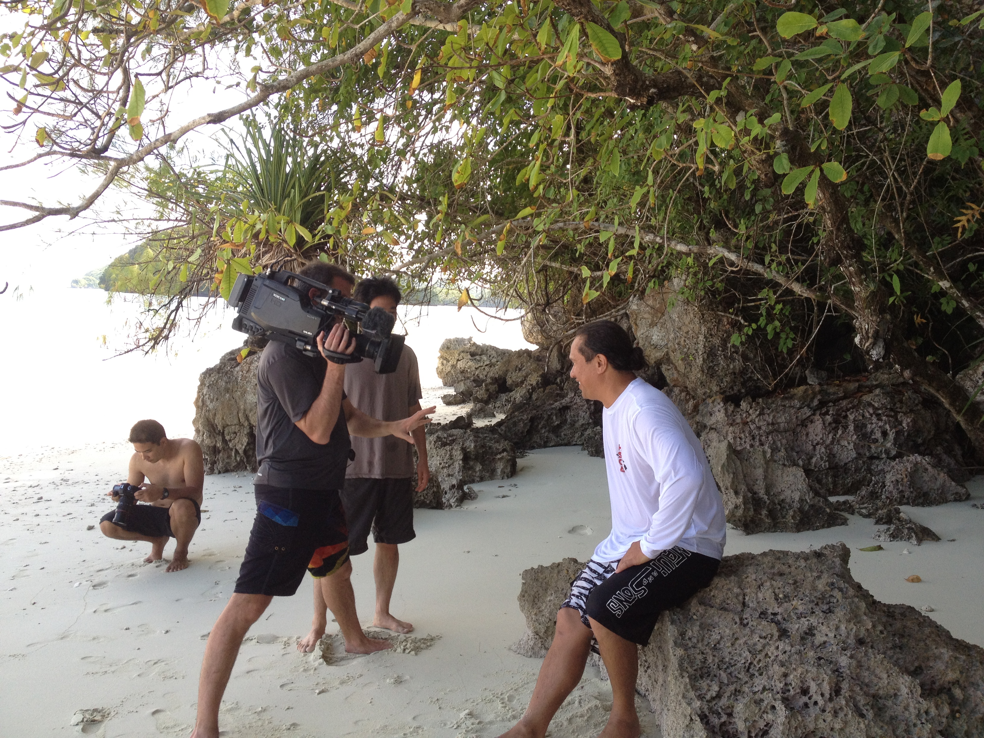 Interview op het strand in Palau, Micronesië. Foto © TNC