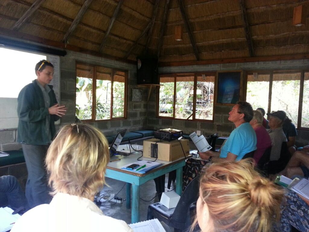 Jennifer haciendo una presentación durante un taller de Reef Resilience en Sudáfrica. Foto © Jennifer Olbers