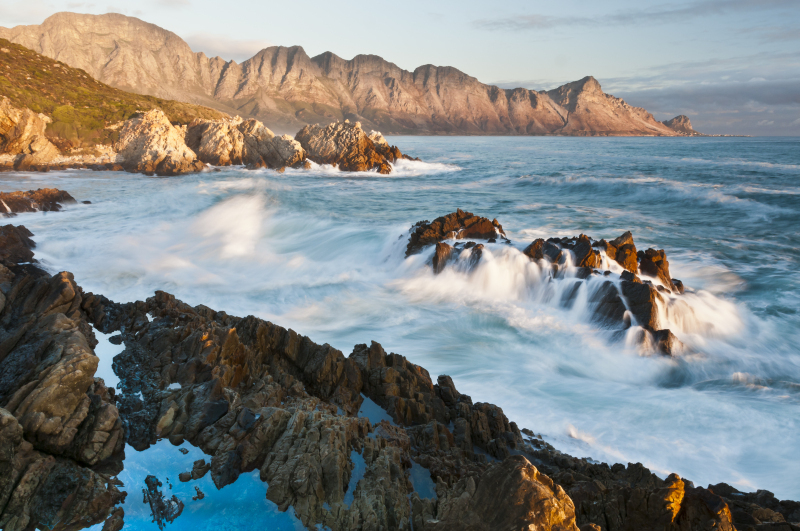 De ruige rotsachtige kustlijn van False Bay nabij Kaapstad en de locatie van het Kogelberg Biosphere Reserve. Foto © Peter Chadwick/WWF-SA