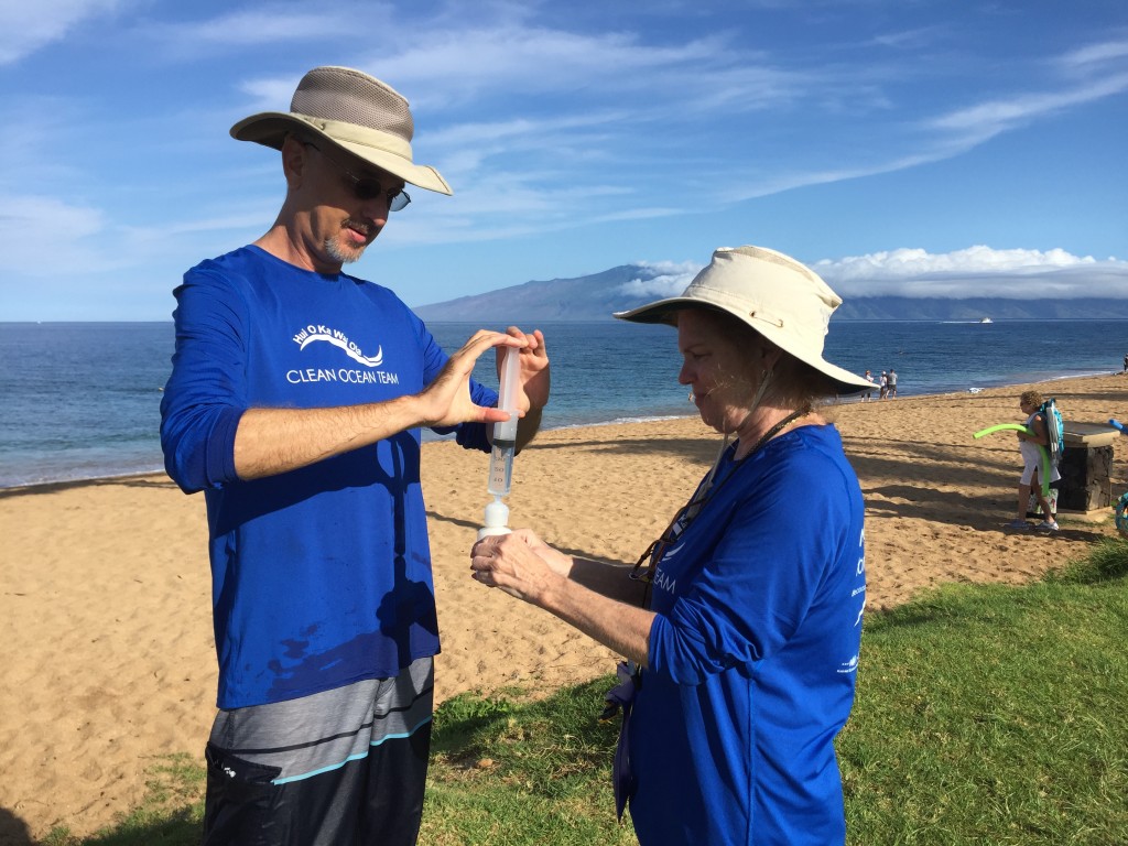 Científicos ciudadanos recolectando muestras de agua en Maui, Hawai'i