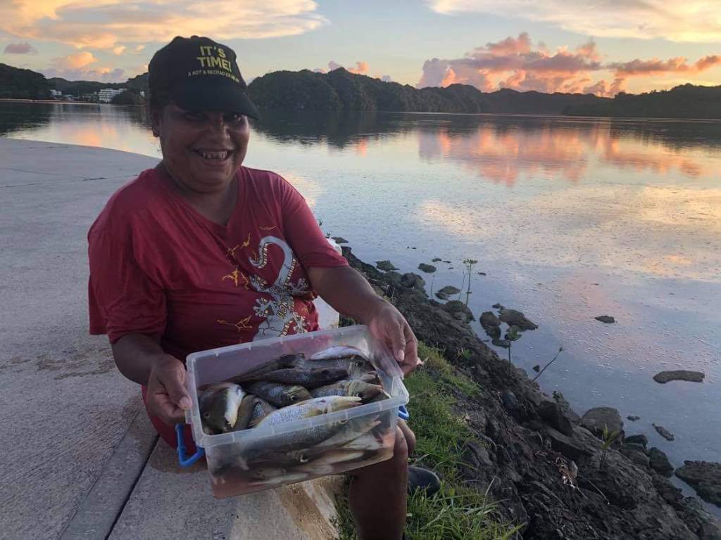 Meyuns Fisher يحمل صندوقًا من الأسماك التي تم صيدها