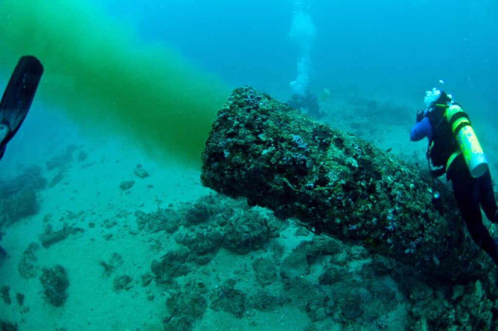 Tubo emissário subterrâneo do oceano