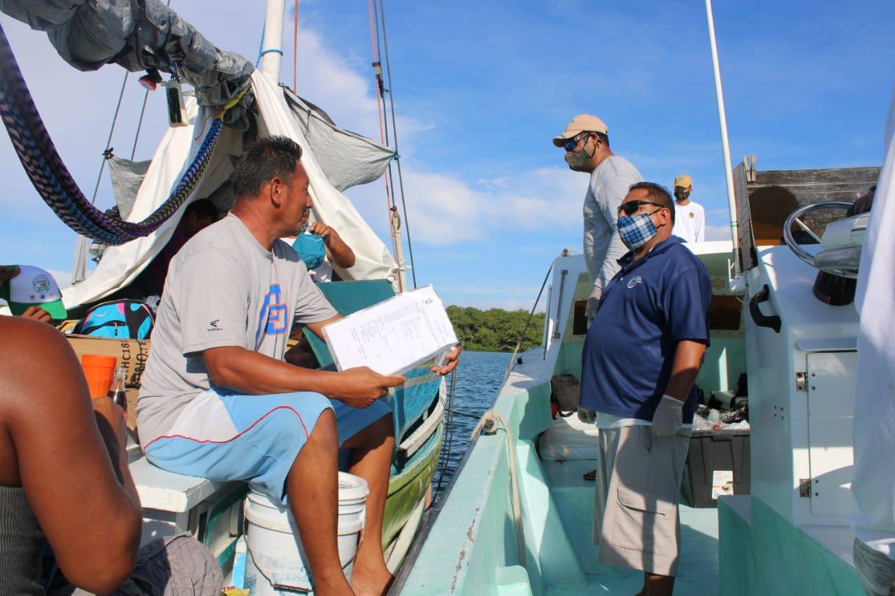 Boat-to-boat outreach activity at Lighthouse Reef Atoll, Belize. Photo © Belize Audubon Society