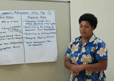 Participante apresentando um plano de ação de gestão comunitária.