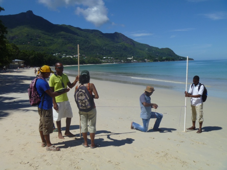 जलवायु परिवर्तन अनुकूलन उपकरण प्रशिक्षण प्रतिभागी सेशेल्स में समुद्र तट की रूपरेखा बनाना सीखते हैं।