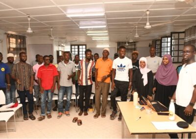 Community members gather in Kiunga for an orientation webinar for the restoration course. Credit: TNC