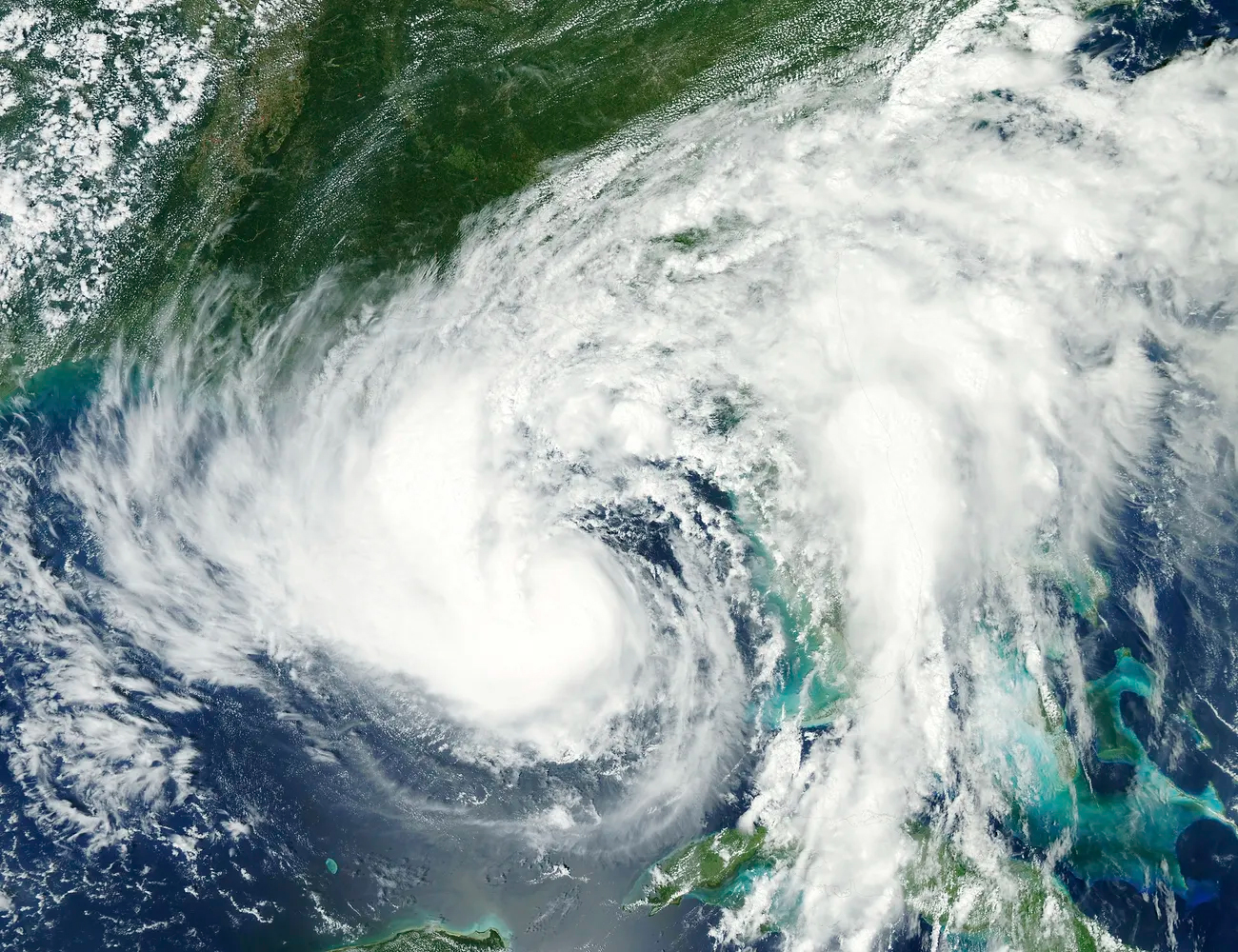 熱帶風暴艾薩克向西北方向移動穿過墨西哥灣，東部雲層覆蓋整個佛羅里達州