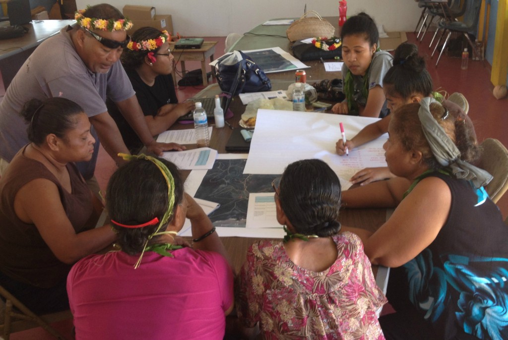 Uma comunidade em Yap, uma ilha nos Estados Federados da Micronésia, discute os recursos agrícolas vulneráveis ​​às mudanças climáticas. Foto © TNC