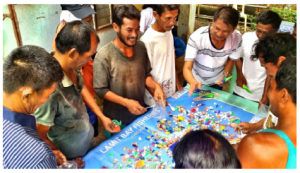 Deelnemers aan Palau spelen "What's the Catch" om meer te weten te komen over visserijbeheer. Foto © zeldzaam