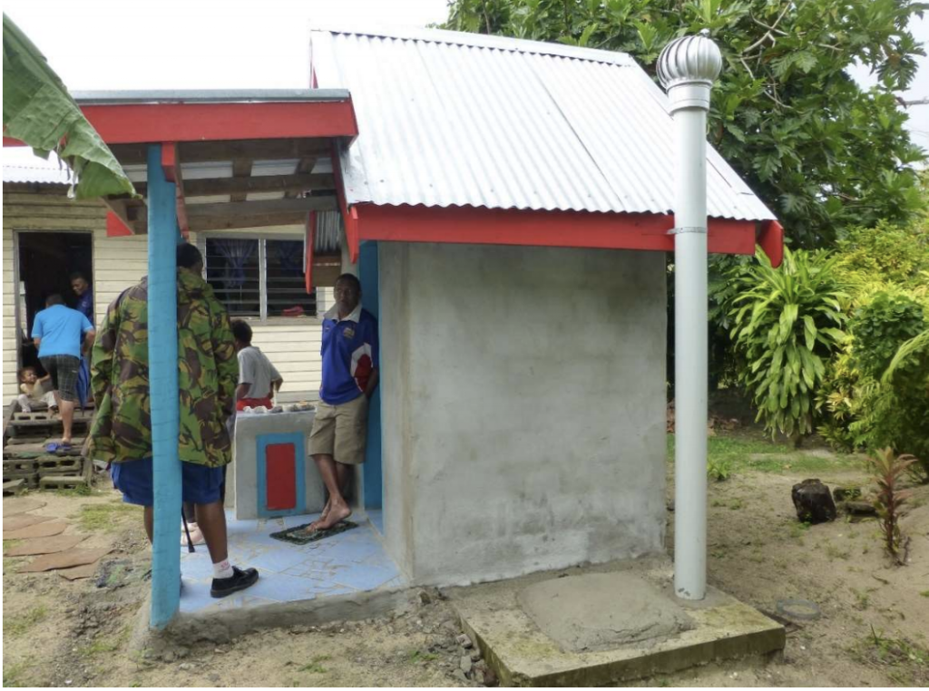 Usa ka naka-install nga banyo sa ecoVIP2 sa Bavu, Fiji nga nagpakita sa tubo sa vent sa gawas sa istruktura. Litrato © Andrew Daker