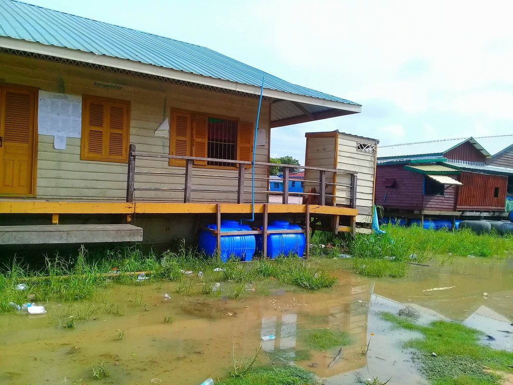 HandyPod dipasang di sebuah rumah yang berlubang di kawasan banjir berhampiran Tasik Tonle Sap, Kemboja. Foto © Wetlands Work
