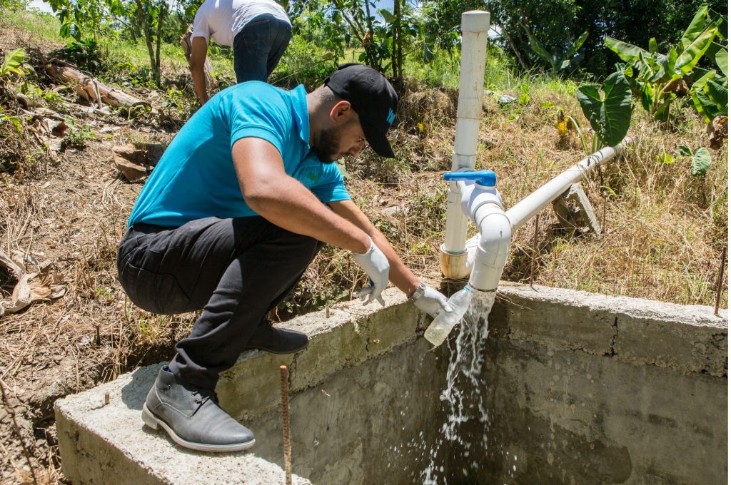 Memantau air saluran keluar yang diperlakukan untuk mengesahkan kualiti sebelum dilepaskan ke alam semula jadi. Foto © TNC / Tim Calver