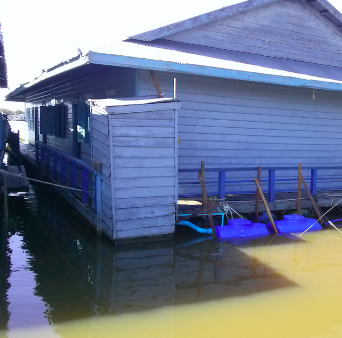 HandyPods instalados em duas escolas flutuantes no Lago Tonle Sap, Camboja. Foto © Wetlands Work