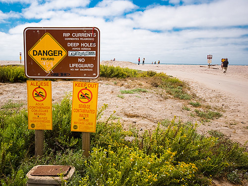 सैन डिएगो काउंटी, कैलिफ़ोर्निया में एक समुद्र तट पर सीवेज संदूषण चेतावनी संकेत। फोटो © ब्रायन एउर