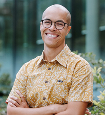 Gi-zoom out ang headshot ni steven johnson