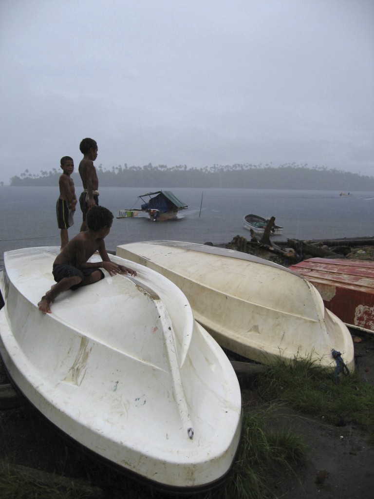 Eiland vissersboten en kinderen in het gebied van de provincie Manus, Noord-Bismarckzee, Papoea-Nieuw-Guinea. Foto © Louise Goggin