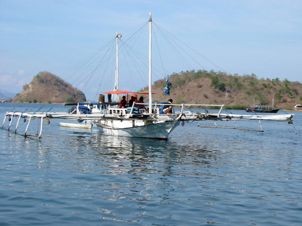 "باغان" محلي ، شبكة صيد فيشر خفيفة ، في ميناء لابوان باجو في منتزه كومودو الوطني بإندونيسيا. الصورة الائتمان: بيتر موس