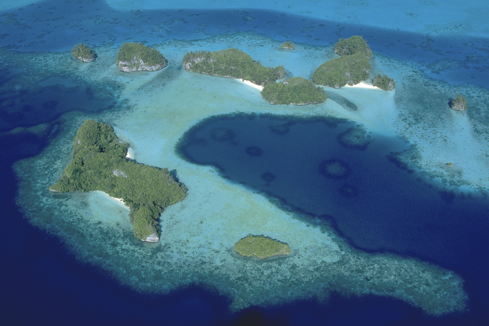(ALLEEN INTERNE RECHTEN) Luchtfoto van Kmekumer, Rock Islands, Republiek Palau, Palau, Azië-Pacific. Foto © Jez O'Hare