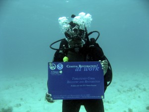 Dans le cadre du programme de restauration de coraux dans les îles Vierges américaines de 2010 TNC, TNC a installé ses premières pépinières de coraux dans l'eau et a transféré des spécimens élevés en pépinière à St. Croix et à St. Thomas pour aider à restaurer les récifs endommagés et à accroître la diversité génétique. Photo © Kemit Amon-Lewis / TNC